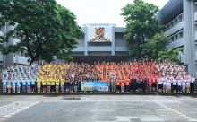 Prof. Joseph Sung, Vice-Chancellor of CUHK takes a group photo with mainland freshmen.