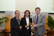 Mr. David Mong, Vice Chairman of Shun Hing Group (left) and Prof. Joseph Sung, Vice-Chancellor and President of CUHK (right) present a souvenir to Prof. Wu Weishan, President of the China Sculpture Academy, Chinese National Academy of Arts.