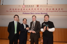 CUHK Vice-Chancellor Prof. Joseph Sung (right) and SHKP Executive Director and Chief Financial Officer Patrick Chan (2nd left) present a souvenir to Professor Marshall, accompanied by CUHK Dean of Medicine Prof. Francis Chan (1st left).