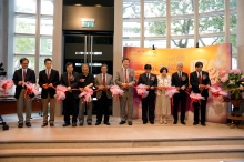 (From left) Prof. Tang Chung, Director of Centre for Chinese Archaeology and Art, CUHK; Prof. Josh Yiu, Associate Director of the Art Museum, CUHK; Prof. Leung Yuen-sang, Dean of Arts, CUHK; Dr. Li Hairong, Deputy Director of Shenzhen Municipal Institute of Cultural Relics and Archaeology; Prof. Bai Yunxiang, Deputy Director of the Institute of Archaeology, Chinese Academy of Social Sciences; Prof. Joseph J. Y. Sung, Vice-Chancellor of CUHK; Mr. He Gang, Researcher of Hunan Provincial Institute of Cultural Relics and Archaeology; Prof. Yip Hon-ming, Chair of Department of History, Dr. Louis Ng Chi-wah, Assistant Director of Heritage and Museums, Leisure and Cultural Services Department; and Prof. Archie C.C. Lee, Director of Institute of Chinese Studies, CUHK; officiate at the opening ceremony of ‘CHINA UNEARTHED: Soaring Phoenix, Rising Dragon’ Exhibition.