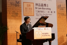 Prof. Leung Yuen-sang, Dean of Arts, CUHK introduces Dr. Lam Bun-ching.