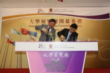 Dr. Raymond Kwok, the representative of The T S Kwok Foundation, and Prof. Joseph Sung, Vice-Chancellor and President of CUHK, officiate at the Grand Opening Ceremony of the University Gallery.