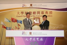 Prof. Joseph Sung presents a souvenir to Dr. Raymond Kwok.