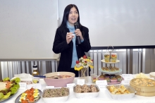 Prof. Mandy Man Mei SEA introduces the healthy diet recommended by the Lifestyle Modification Program.