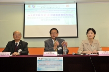 Prof. Albert Leung (middle), Director, School of Chinese Medicine, CUHK; Prof. Linda Lam (right), Chairman, Department of Psychiatry, CUHK; and Mr. Tung Chi Fat, MH, Executive Director, the Neighbourhood Advice-Action Council introduce the clinical research on the efficacy of acupuncture in the treatment of mild cognitive impairment.