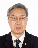 Prof. Ou-Yang Zhong-can of the Division of Mathematics and Physics