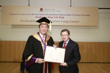 Prof. Joseph Sung (left) presents a certificate of appreciation to Dr. Walton Li.