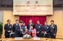 Prof. Zhang Jiang, Vice President of CASS (front row left) and Prof. Fanny Cheung, Pro-Vice-Chancellor of CUHK (front row right) sign the collaboration agreement.