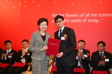 Mrs Carrie Lam presents the award of Senior Medical Research Fellowships to Prof James Lau.