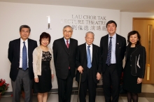 A group photo of Mr. Lau Chor Tak, his family, (3rd right) Prof. Lawrence J. Lau, Ralph and Clair Landau Professor of Economics of CUHK, and Prof. Joseph J.Y. Sung.