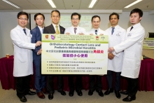 The CUHK research team and Dr. Jeffrey PONG (2nd left), Honorary Treasurer, Hong Kong Ophthalmological Society and Dr. CHOW Pak-chin (3rd left), President of The College of Ophthalmologists of Hong Kong, pose for a group photo.