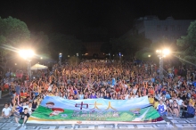 Prof. Joseph Sung and 1,500 CUHK teachers, students, alumni and friends gather at the University Mall to watch the World Cup Final.