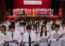 一众新生在亲友、师长及医学院教职员的见证下，由中大医学院院长陈家亮教授带领宣读誓词，承诺竭尽所能医治病人，并要有良好的医德，为社会作出贡献。