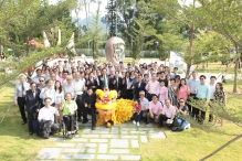 CUHK members and alumni join the unveiling ceremony of the sculpture.