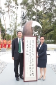 Prof. Joseph Sung presents a souvenir to Ms. Yan Hau Yee Lina.