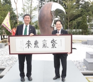 Prof. Joseph Sung presents a souvenir to Dr. Cheung Huen Cheong Thomas.