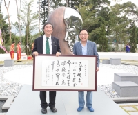 Prof. Joseph Sung presents a souvenir to Dr. Chan Chi Sun.