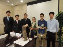 The research team led by Prof. CHIU Siu Wai (3rd right), School of Life Sciences, and Prof. CHENG Chun Hung (3rd left), Department of Systems Engineering and Engineering Management, has jointly developed an innovative ‘Tree Guard Monitoring System’.