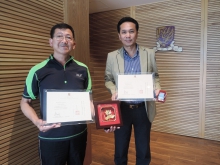 Mr. Ip Kwong-ming (left) and Mr. Gary Ning, recipients of CUHK Long Service Award 2014 for 35 years and 25 years, respectively.