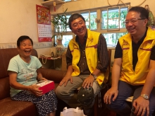 Prof. Joseph Sung delivers "CUHK Mooncake" to the elderly.