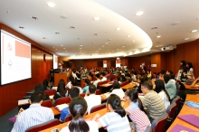 Secondary school students visit the Moot Court of the Faculty of Law.