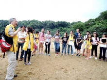 Professor Fung Tung (first from left), Associate Vice-President of CUHK and Professor of Department of Geography and Resource Management, introduces the ecosystem of intertidal wetlands in the event.