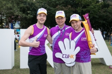 Prof. Fok Tai-fai, Pro-Vice-Chancellor of CUHK, (middle) is hoping all CUHK runners can achieve remarkable results in the marathon.