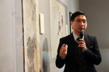 Dr. Phil Chan introduces the highlights of the exhibition.