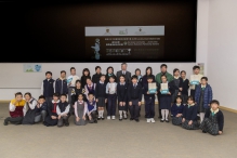 A group photo of the guests and winners of the primary school students category of the green mini movies competition.