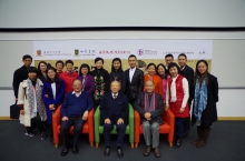 (From left, front row) Prof. Joseph Wan-yee Lau, Master of Lee Woo Sing College; Dr. Lee Woo-sing, Sponsor of the College; and Dr. Koo Ti-hua, Member of the College Committee of Overseers pose for a group photo with the two speakers, Mou Yuandi and Shen Yili (7th and 8th right, back row), along with some guests and students.