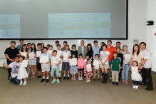 (From 5th–10th left, back row) Mr Lau Ka-chun, President of the CUHK Fine Arts Departmental Club; Mr Pun Sui-fai, Advisory Committee Member of the Fung Yuen Butterfly Reserve; Ms Poon Yan-chee, Principal of Alliance Primary School, Tai Hang Tung; Prof. Fung Tung, Associate Vice-President of CUHK; Mrs Cecilia Lam, Programme Director of CUHK Jockey Club Initiative Gaia; Mr Richard Chan, President of the CUHK Chung Chi Photography Society post for a group photo with winners of the Eco Tour Photo and Colouring Contest.