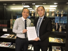 CUHK has signed MOU to become the first Hong Kong member of LIGO Scientific Collaboration. (Left) Prof. Dickon H.L. NG, Chairman, Department of Physics, and Prof. Tjonnie G. F. LI.