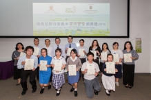 Prof. Gabriel Lau, AXA Professor of Geography and Resource Management and Director of the Institute of Environment, Energy and Sustainability (IEES), CUHK (4th left, back row), and Prof. Jimmy Yu, Associate Director of IEES (3rd left, back row), present certificates of participation to members of the Go Green Community – Jockey Club Carbon Reduction Partnership Scheme.