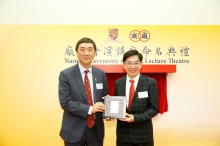 Prof. Joseph Sung presents a souvenir to Dr. Eddy Li.