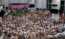 Prof. Joseph Sung, Vice-Chancellor of CUHK; Prof. Joseph Lau, Master of Lee Woo Sing College and Prof. Stanley Hui, Dean of Students of the College join in a group photo with 300 new students.