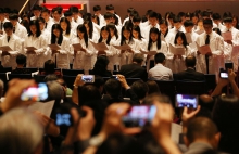 All medical freshmen pledge in the ceremony to commit to maintaining the highest standards of professional conduct to care for the patients, and contribute to society.