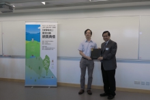 Prof. Leung Yuen-sang, Dean of the Faculty of Arts (right) presents a souvenir to Dr. Chan Chi-tak.