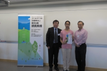 (From left) Prof. Ho Che-wah, Chairman of the Department of Chinese Language and Literature, CUHK; Mr. Lee Hin-wah, the Gold Award Winner of the Open Category; and Dr. Wong Leung-wo, guest judge of ‘Literary CUHK’.