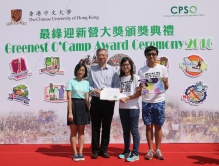 Prof. Fung Tung (2nd left) presents the ‘Greenest O’Camp Award’ to the O'Camp of the Department of Chinese Language and Literature, which has defended its title again for this year.