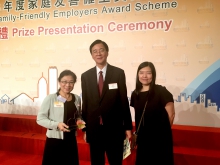 Prof. Shek Tan-lei, Daniel, Chairman of the Family Council (middle) presents the ‘Distinguished Family-Friendly Employers 2015/16’ award to Ms. Corinna Lee, Director of Personnel (left) and Ms. Angel Leung, Personnel Manager of CUHK.