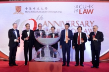 The officiating guests pour their blessings into the sand timer and Prof. Christopher Gane, Dean of the Faculty of Law, CUHK (3rd left), set the timer in motion.