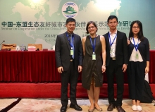 Dr. Zhang Hongsheng (1st left) and Ms. Nina Raasakka, UNEP officer (2nd left).