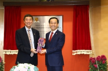 Prof. Joseph Sung, Vice-Chancellor of CUHK, presents a souvenir to Prof. Zhang Jie, President of SJTU.