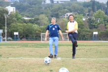 Prof. Joseph J.Y. Sung, CUHK Vice-Chancellor and President (right) and Prof. Peter Mathieson, HKU Vice-Chancellor and President officiate at the kick-off ceremony.