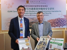 Prof. Joseph J.Y. Sung (left), Vice-Chancellor of CUHK, congratulates Prof Hon-ming Lam on his achievement in agricultural research.