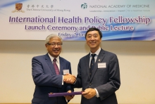 Prof. Joseph Sung (right) presents a souvenir to Dr. Victor Dzau.