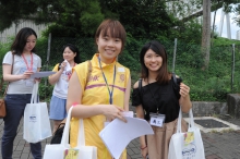 CUHK volunteers deliver the CUHK mooncakes and gifts from NGO.