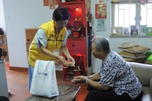 CUHK delivers over 1,000 mooncakes to the elderly.