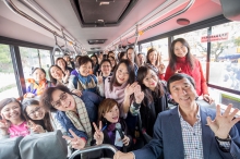 Alumni and friends squeeze onto a CUHK school bus in support of the ‘CUHK Alumni Torch Fund’.