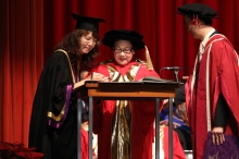 Mrs. LEE YICK Hoi-lun Helen receives the degree of Doctor of Social Science, honoris causa